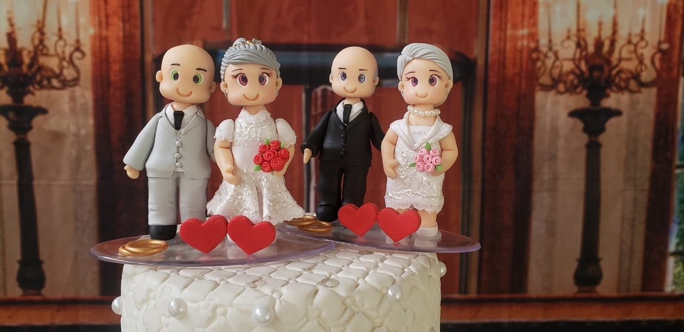 Noivinhos decoram o bolo de casamento — Foto: Cristiane leite/TV Globo