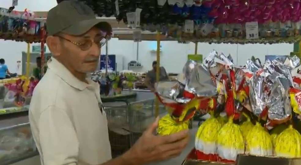 Manoel Avelino decidiu fazer pesquisa de preços antes de levar bisnetos para comprar ovos de Páscoa (Foto: Reprodução/Rede Amazônica Acre)