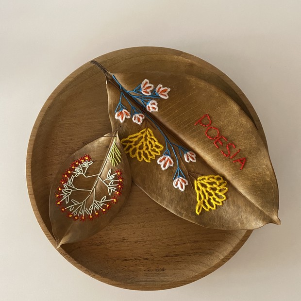 Detalhe de folhas bordadas usadas como centro de mesa 