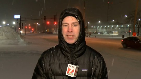 Repórter viraliza ao reclamar ao vivo de ter que acordar cedo para cobrir nevasca: 'Posso voltar para o meu emprego normal?'