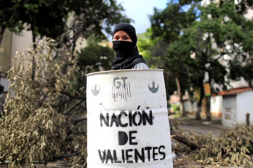 Manifestante durante greve geral na Venezuela contra o presidente Nicolas Maduro (Foto: REUTERS/Marco Bello)