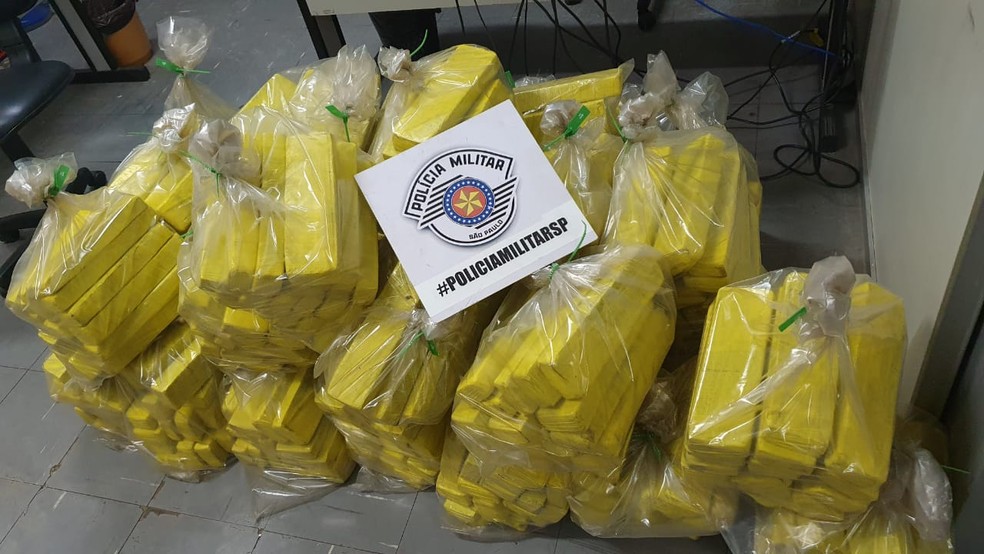 Mais de 500 tijolos de maconha foram apreendidos após abordagem policial em Pirapozinho — Foto: Polícia Militar 