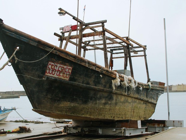 Alguns barcos chegaram sem tripulação, outros com corpos em decomposição (Foto: Kyodo News via AP)