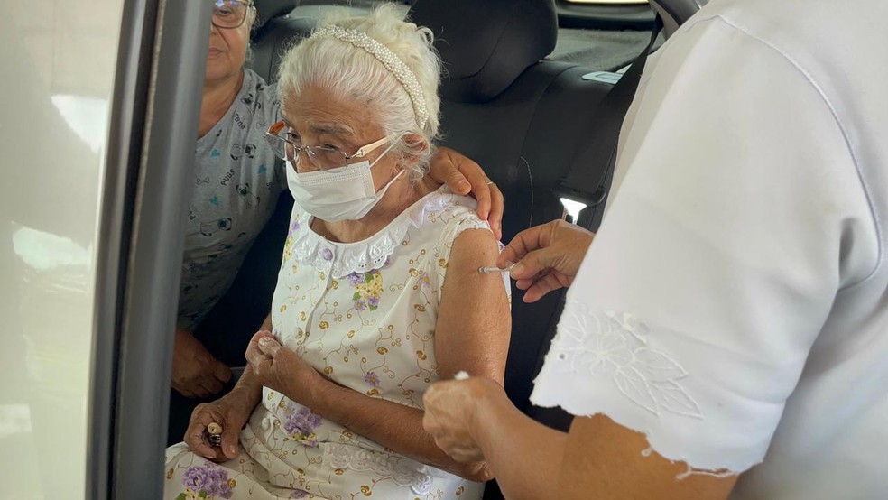 Dona Eurides, de 92 anos, foi receber a vacina bivalente contra Covid em Teresina — Foto: Layza Mourão/g1