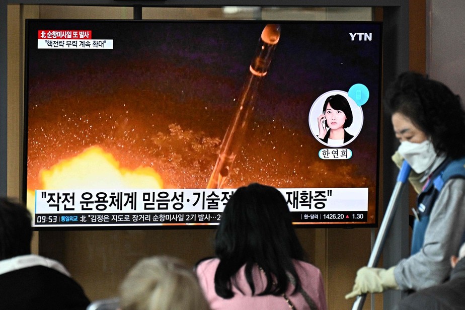 Noticiário com imagens de arquivo de um teste de míssil norte-coreano, em uma estação ferroviária em Seul,na Coreia do Sul