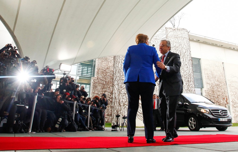 Angela Merkel, chanceler da Alemanha, recebe o secretário-geral da ONU, António Guterres, para reunião sobre a Líbia em Berlim neste domingo (19) — Foto: Michele Tantussi/Reuters