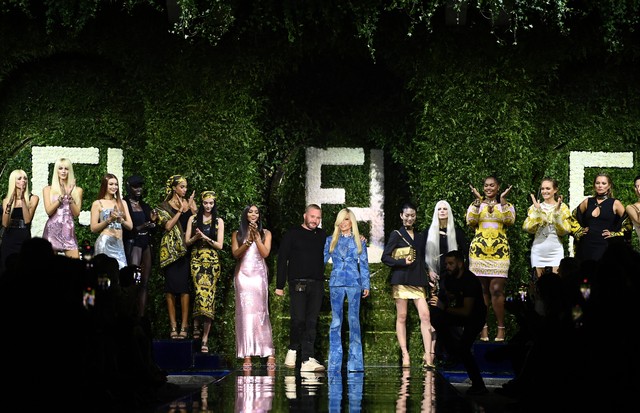 MILAN, ITALY - SEPTEMBER 26: Donatella Versace walks the runway at the Versace special event during the Milan Fashion Week - Spring / Summer 2022 on September 26, 2021 in Milan, Italy. (Photo by Daniele Venturelli/Daniele Venturelli / Getty Images ) (Foto: Daniele Venturelli / Getty Image)