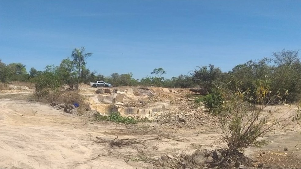 Semar flagra extração irregular de pedras com uso de explosivos no rio Marathaoan, em Barras, no Piauí  — Foto: Divulgação/Semar