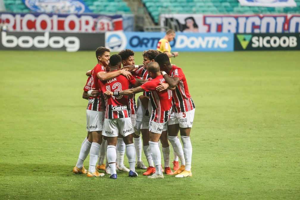 Jogadores do São Paulo contra o Bahia — Foto: Tiago Caldas / Estadão Conteúdo
