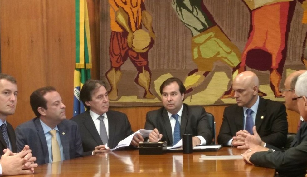 O presidente da Câmara, Rodrigo Maia (ao centro), com o presidente do Senado, Eunício Oliveira (à esquerda) (Foto: Sara Resende/ TV Globo)