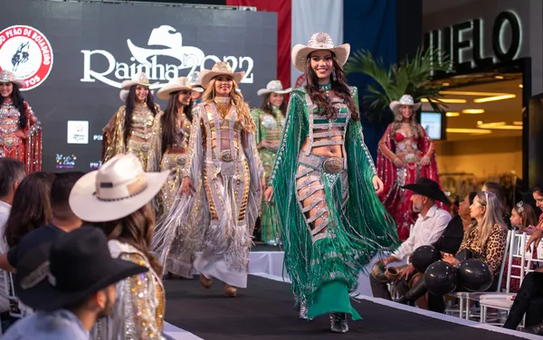 Dez finalistas disputaram o título de rainha da Festa do Peão de Barretos 2022  — Foto: Érico Andrade