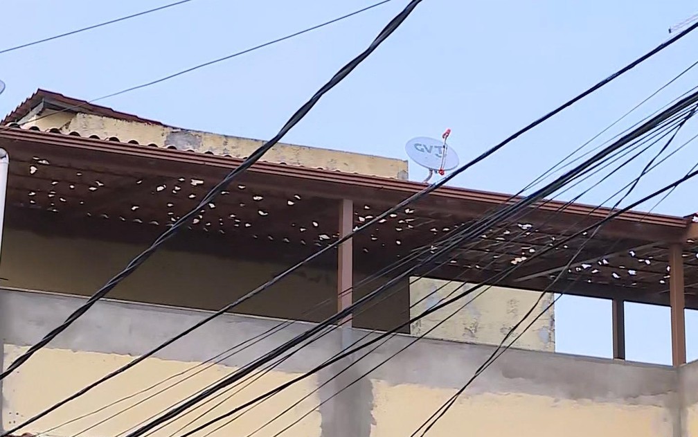 Telhado fica danificado após chuva de granizo em Belo Horizonte (Crédito: Reprodução/TV Globo)
