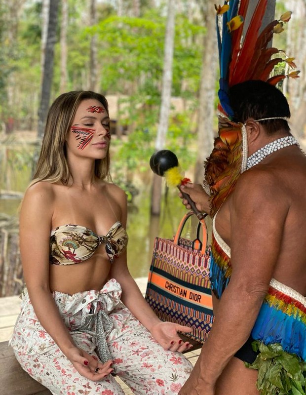Fernanda Lacerda faz ritual de purificação em tribo indígena (Foto: Arquivo pessoal)