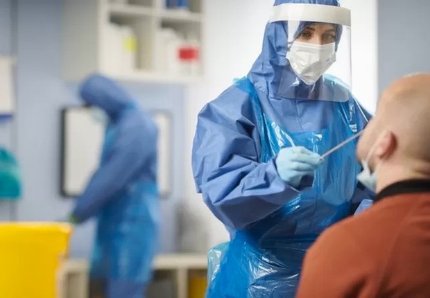 Nos exames, é relativamente comum encontrar mais de um tipo de vírus em amostras de pacientes com sintomas de infecção respiratória (Foto: GETTY IMAGES via BBC News Brasil)