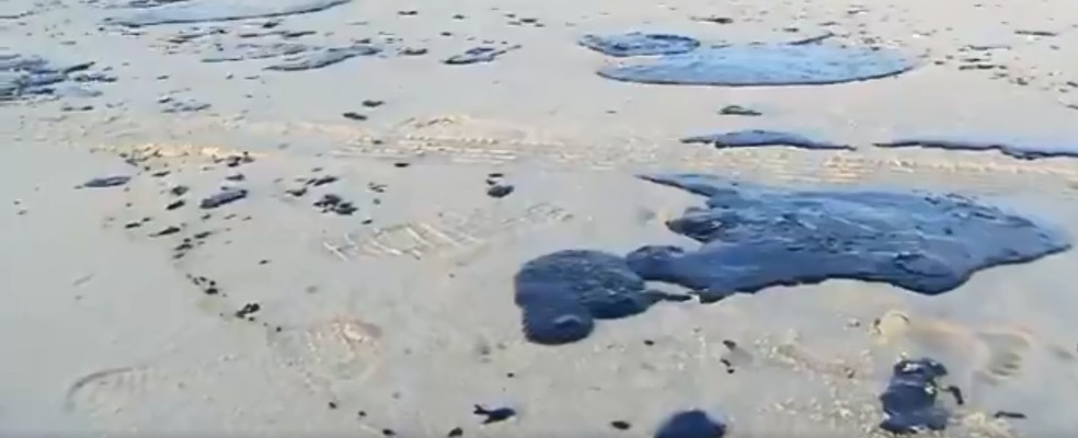 Manchas de óleo apareceram em praias do Rio Grande do Norte e também outros estados nordestinos — Foto: Reprodução