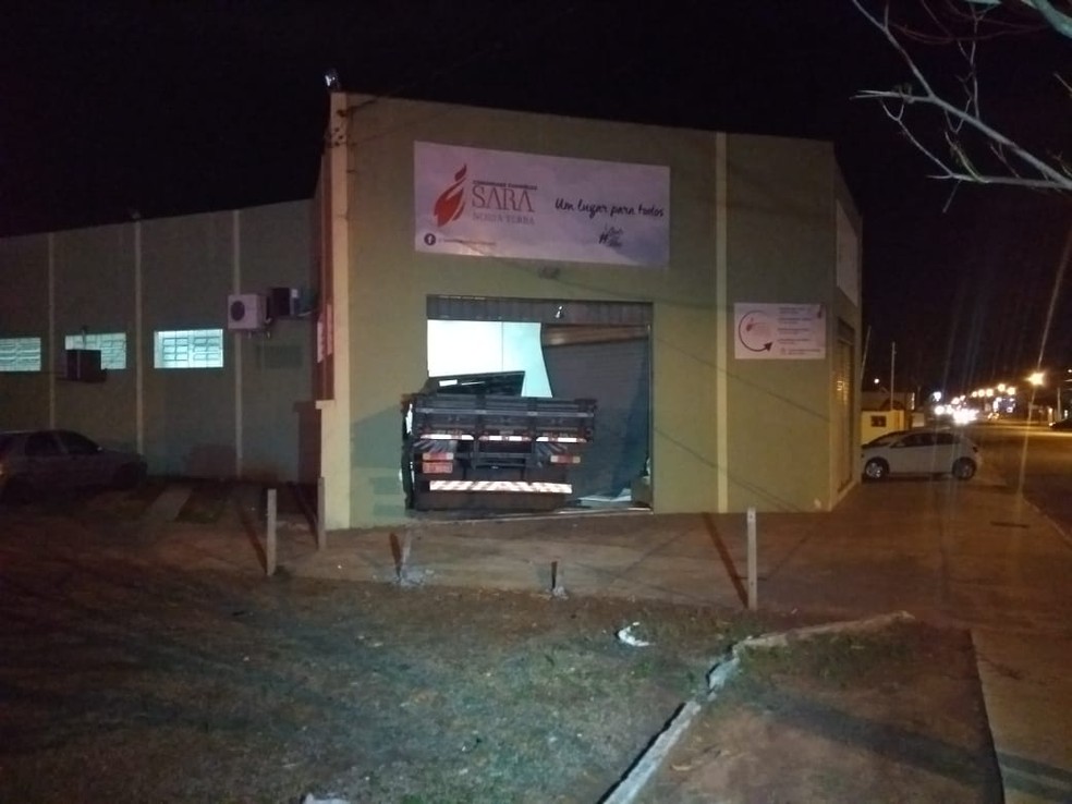 Caminhão invadiu igreja em Campo Grande (Foto: Rodrigo Grando/ TV Morena)