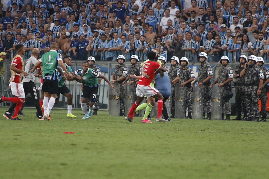 Clássico manchado: primeiro Gre-Nal da história da Libertadores tem briga e oito expulsões