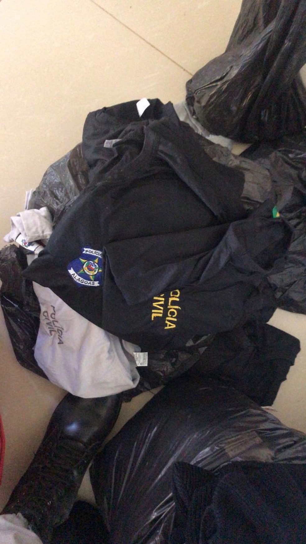 Roupas com a identificação da Polícia Civil de Alagoas também foram apreendidas pelo BPE — Foto: Polícia Militar