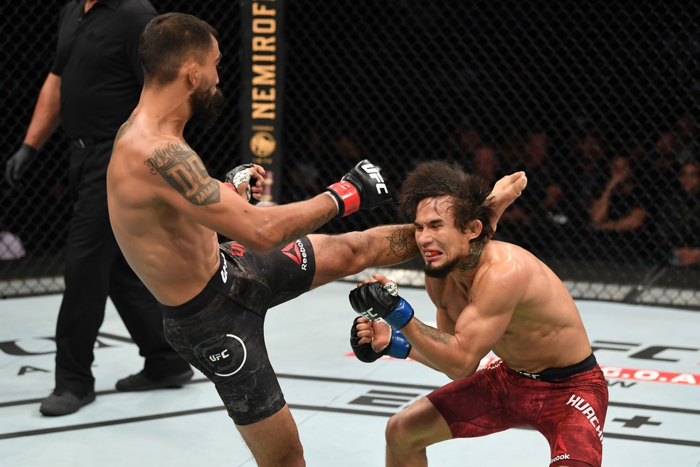JosÃ© QuiÃ±onez acerta um chute alto em Carlos Huachin na sua vitÃ³ria no UFC Cidade do MÃ©xico â?? Foto: Getty Images