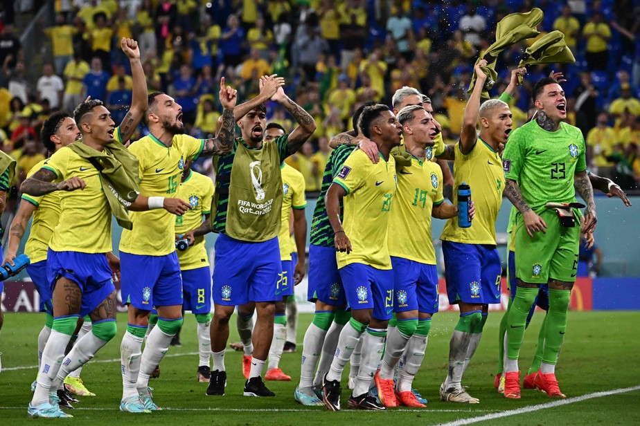 Jogadores do brasil comemorando vitória sobre a Suíça na Copa do Mundo do Catar