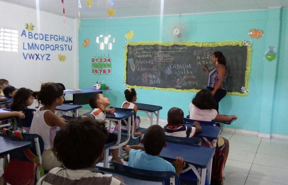 Filha de Cicinha cursa pedagogia e dá aula para as crianças do Jardim II (Foto: Matheus Tenório/G1)