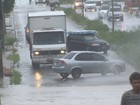 Chuva causa transtornos a pedestres e motoristas do Recife e de Olinda