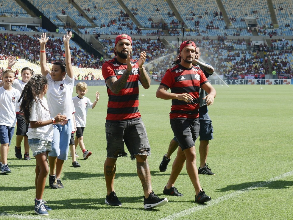 Gabigol e Arrascaeta são apresentados à torcida do Flamengo no Maracanã — Foto: André Durão