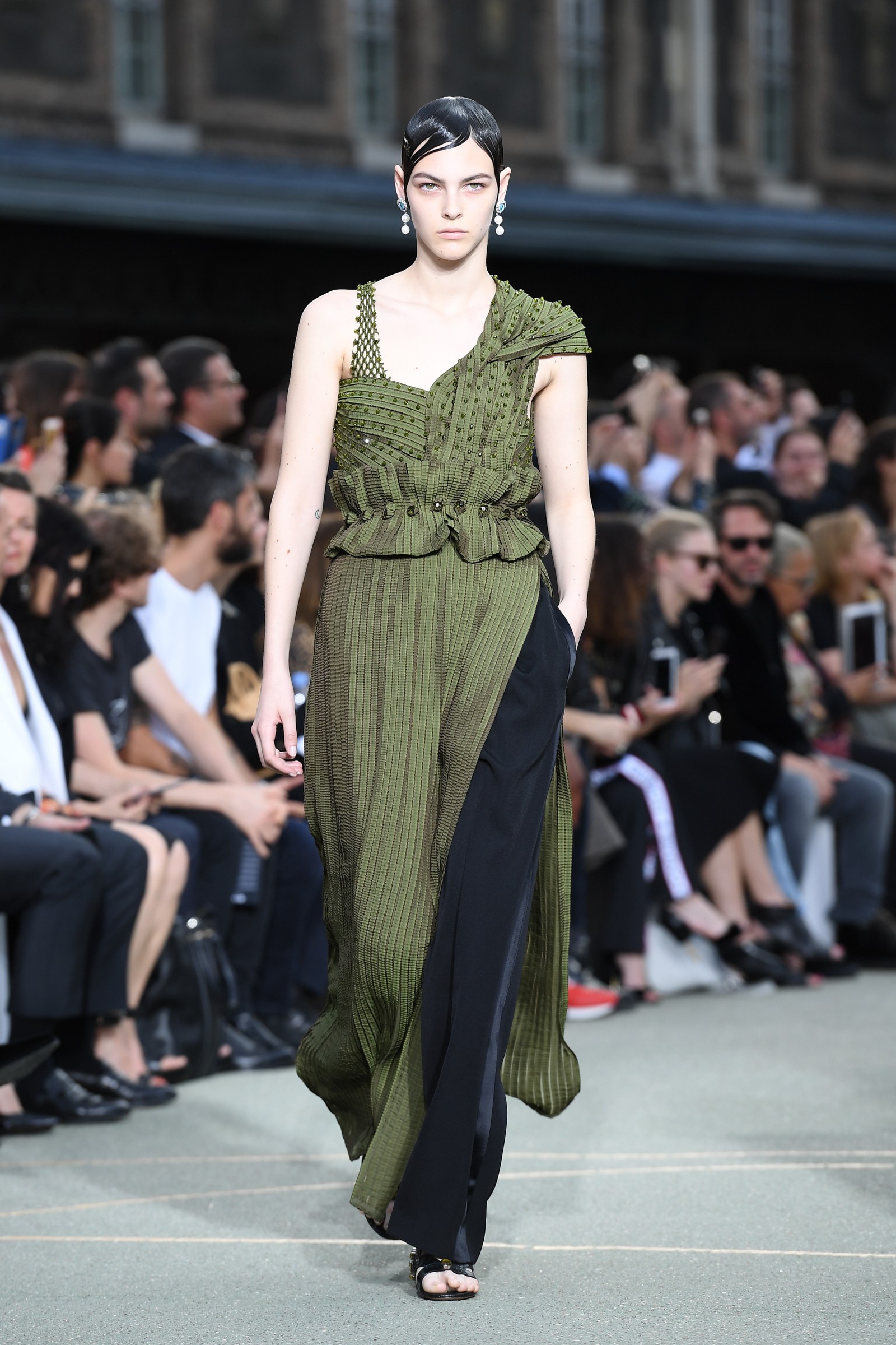 Givenchy inclui looks femininos na temporada masculina | Desfiles | Vogue