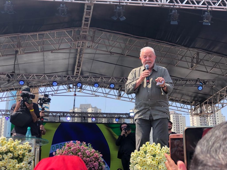 Ex-presidente Lula faz comício em Taboão da Serra, em São Paulo