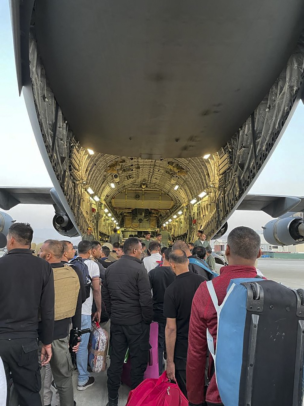 Cidadãos indianos embarcam em avião militar no aeroporto de Cabul, em 17 de agosto de 2021, para serem evacuados do Afeganistão após o Talibã tomar o poder — Foto: AFP