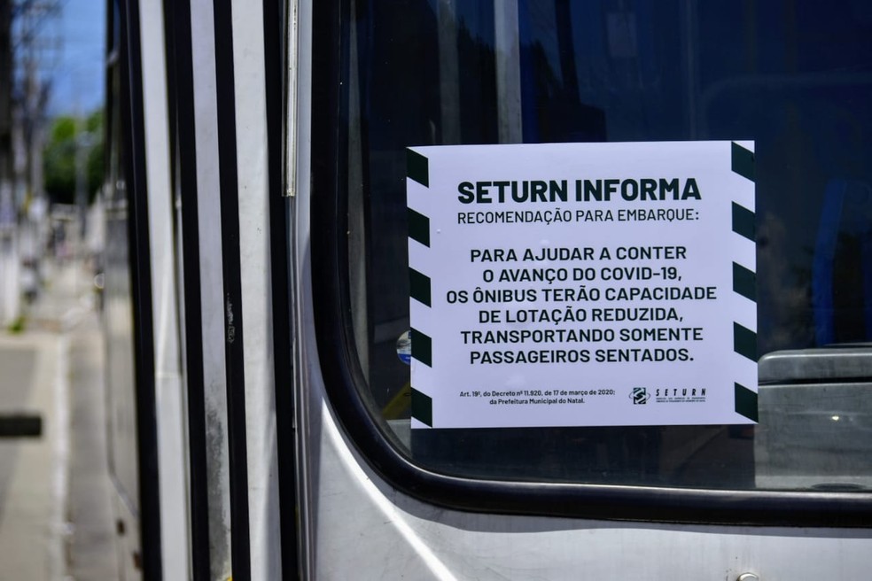 Ônibus circulam em Natal informando que não vão rodar com passageiros em pé — Foto: Pedro Vitorino