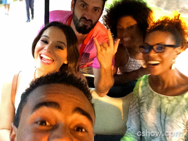 Jorge de Sá puxou a selfie com Bruna Marquezine, Lica Oliveira, Erika Januza e o assistente de produção Vitor Carvalho (Foto: Arquivo Pessoal)
