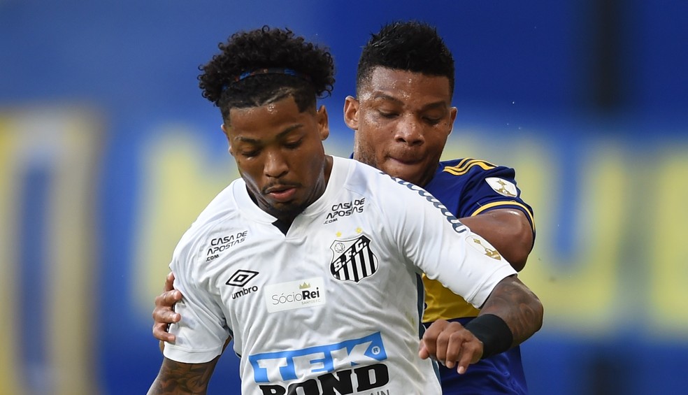 Marinho em ação contra o Boca Juniors: atacante foi eleito o melhor do jogo — Foto: Reuters