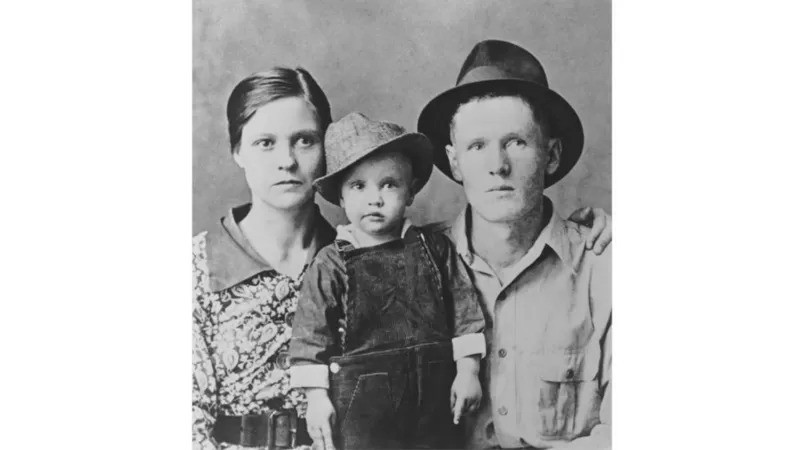 Elvis, retratado aqui com os pais em 1937, cresceu em bairro majoritariamente negro em Tupelo, no Mississippi (Foto: Getty Images via BBC News)
