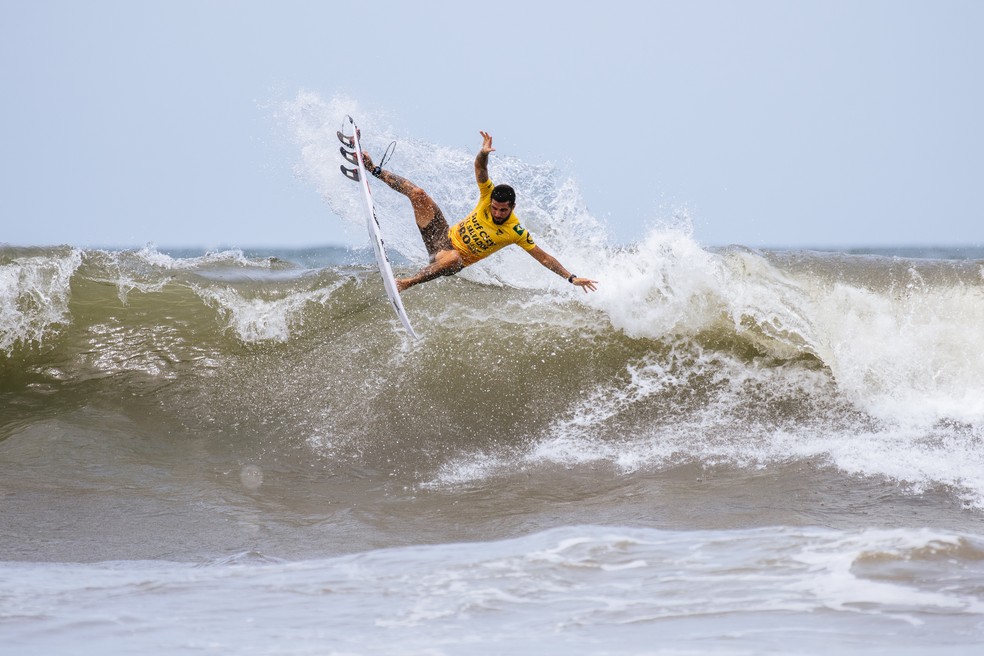 Filipe Toledo voa nas ondas de El Salvador — Foto: Thiago Diz/World Surf League