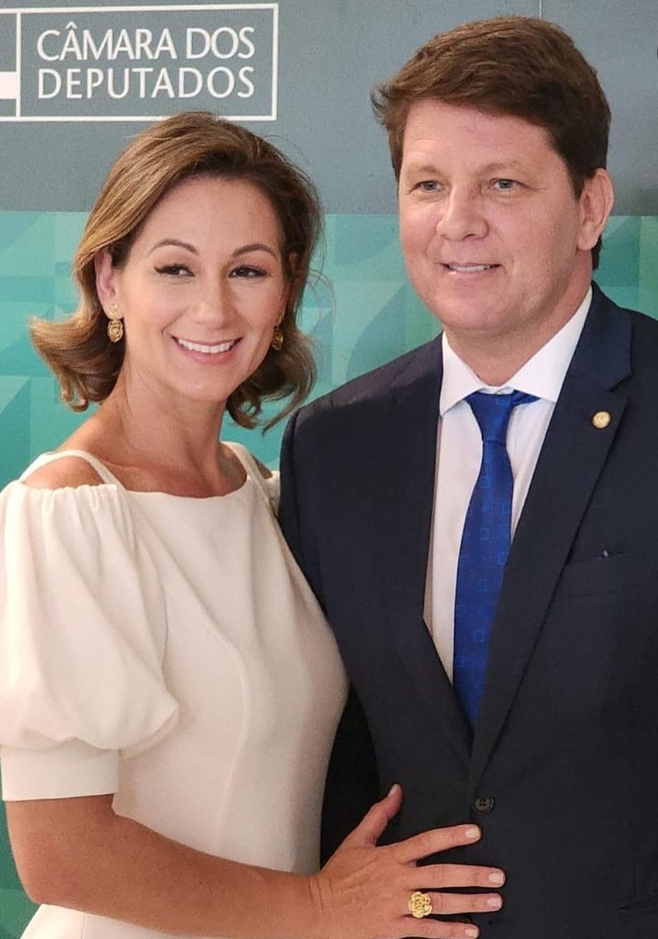 Mário Frias e esposa durante cerimônia de posse na Câmara dos Deputados