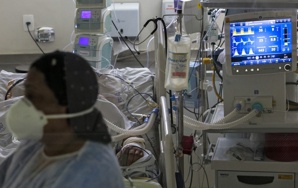 Profissional de saúde cuida de paciente com Covid-19 no Hospital Emílio Ribas, em São Paulo, no dia 17 de março. — Foto: Miguel Schincariol/AFP
