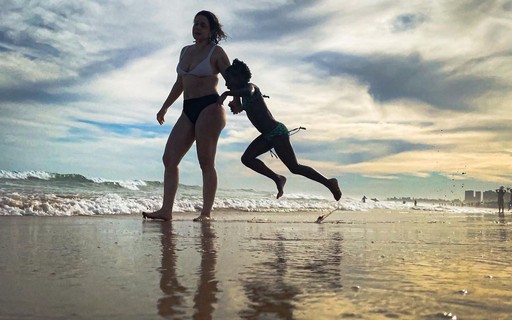 Leandra Leal se diverte em praia com a filha