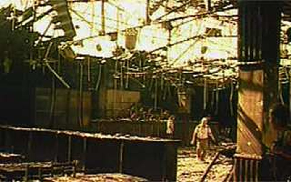 Imagem da casa de show 'Canecão Mineiro' depois do incêndio de 2001 (Foto: Reprodução/TV Globo)