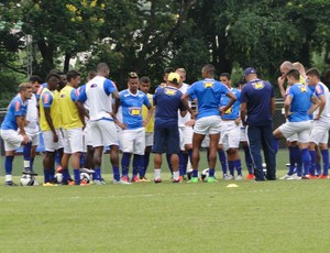 Animador de torcida, dribles e treino com três times: o sábado do Cruzeiro