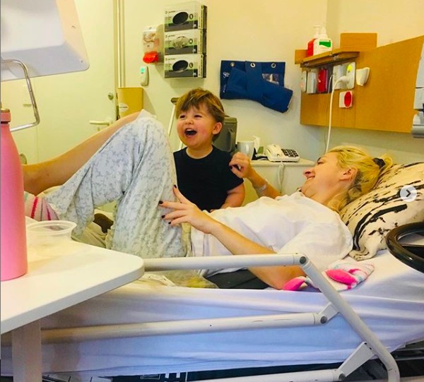 A cantora australiana Kate Miller-Heidke com o filho no hospital em que esteve internada por causa de uma infecção  (Foto: Instagram)