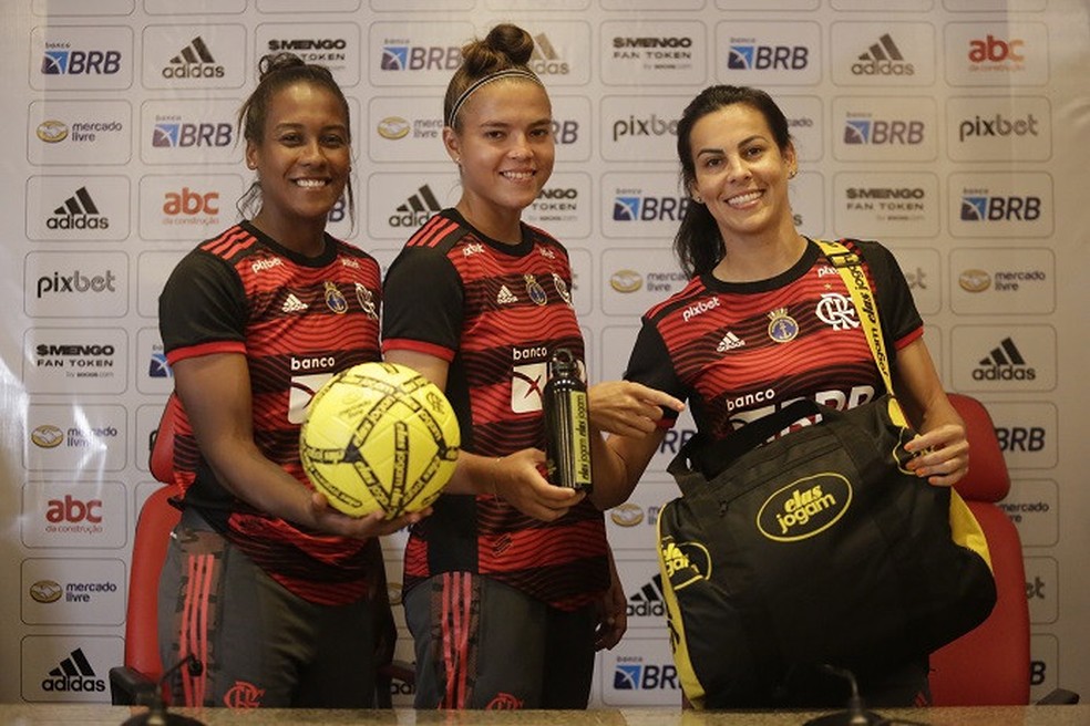 Rayanne, Pimenta e Thais apresentam kit "Elas Jogam", do Flamengo — Foto: Gilvan de Souza/Flamengo