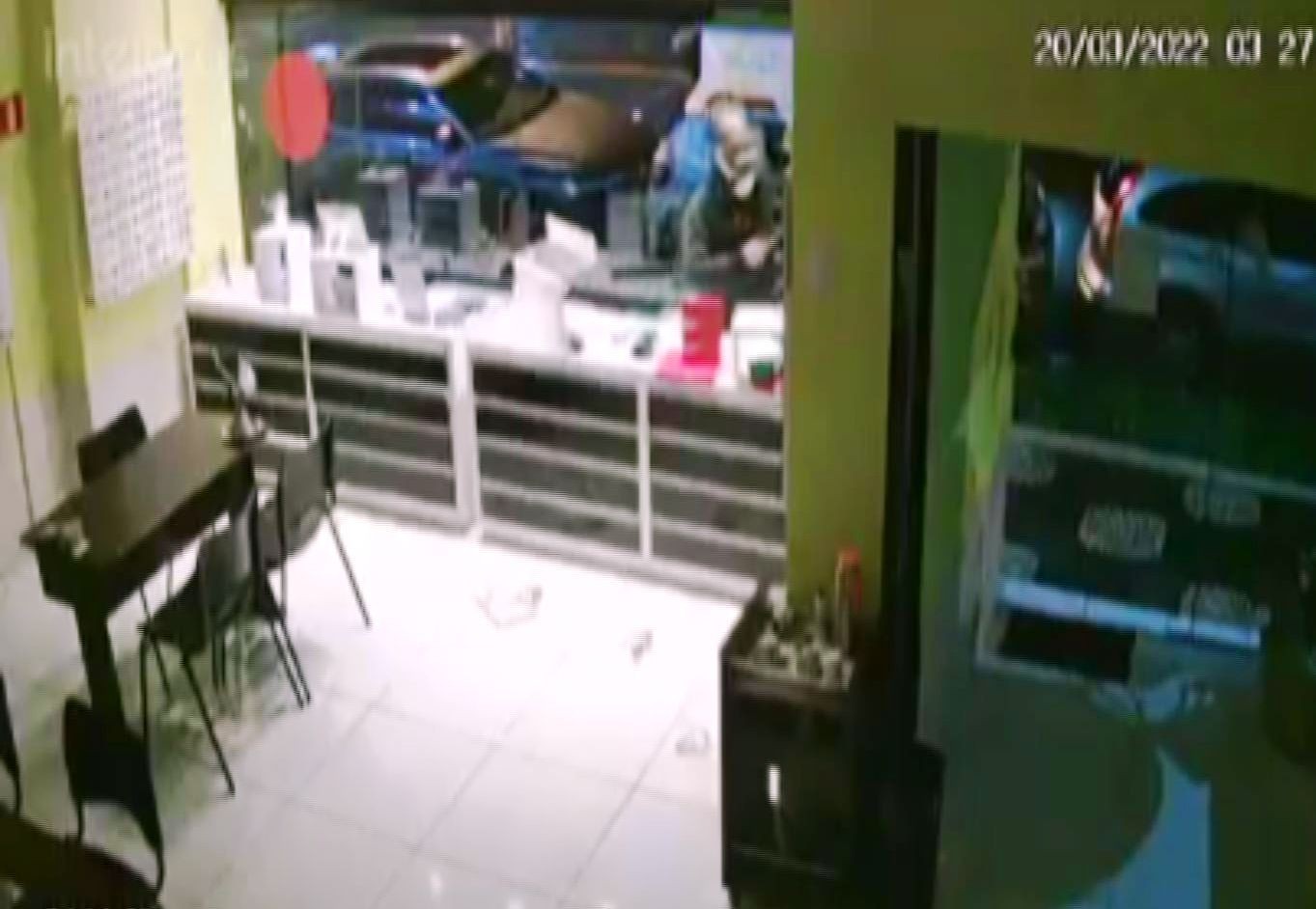 Criminosos quebram vitrine e furtam produtos de ótica em Santos; VÍDEO