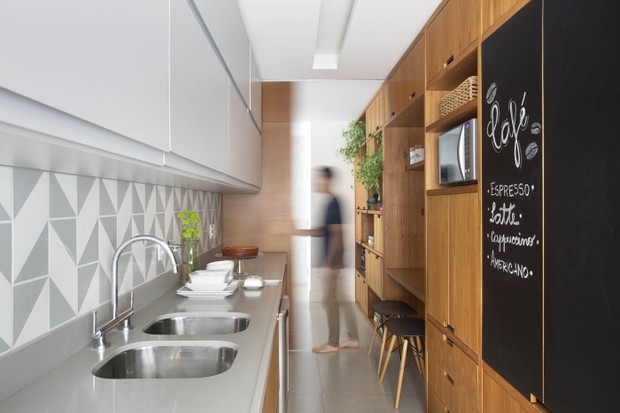 Décor do dia: marcenaria destaca integração entre cozinha e sala de jantar (Foto: Juliano Colodeti/ MCA Estúdio)