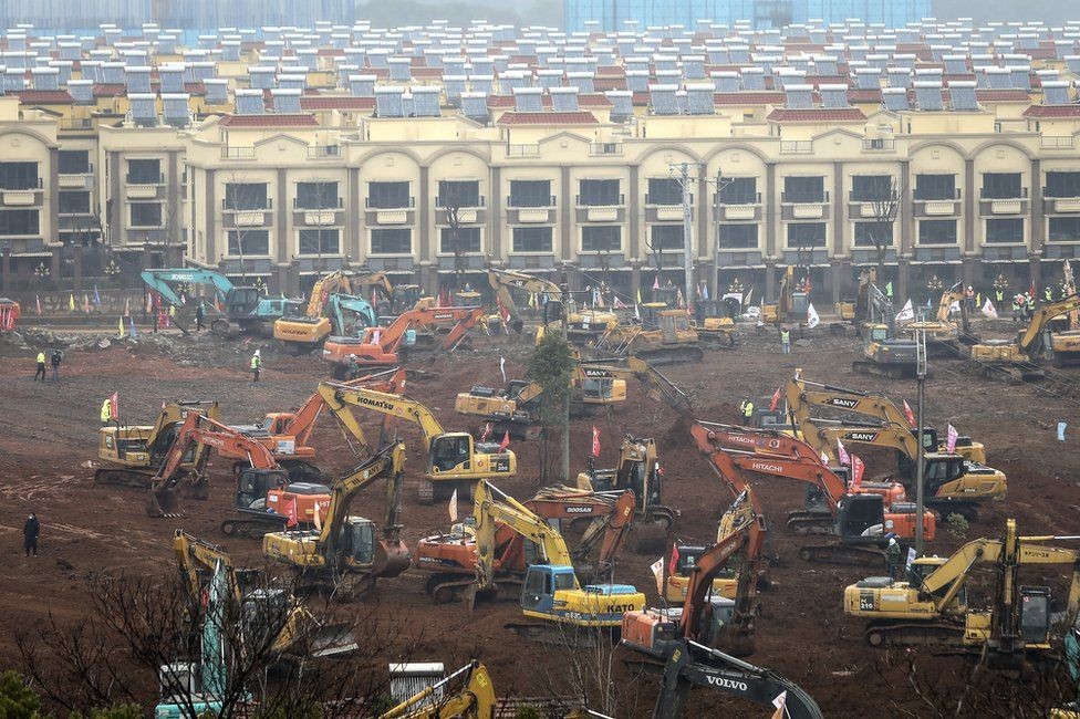 BBC - Construção de hospital para conter o coronavírus, na China (Foto: Getty Images via BBC News)