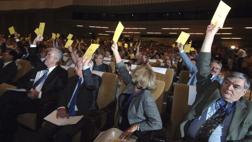 Membros da União Astronômica Internacional votaram pelo 'rebaixamento' de Plutão em 2006.  — Foto: Getty Images via BBC