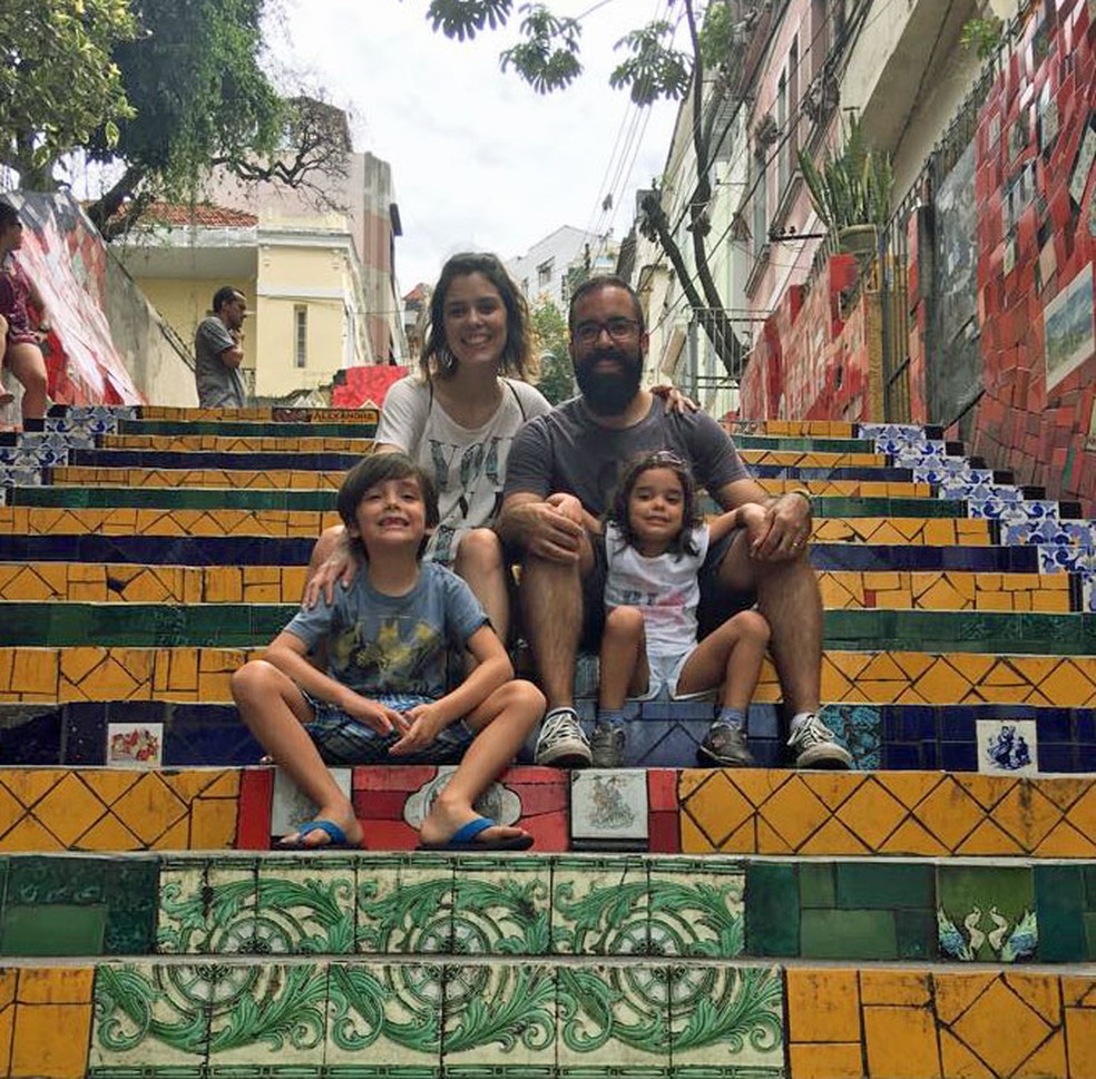 Paula Martins, o marido Renato, e os dois filhos Gabriel e Chloe no Rio de Janeiro (Foto: Arquivo pessoal )