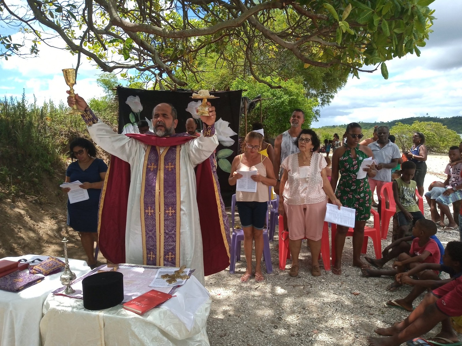 Candidato a vice-presidente do PTB celebra missa na Bahia com indumentária religiosa — Foto: Reprodução/redes sociais