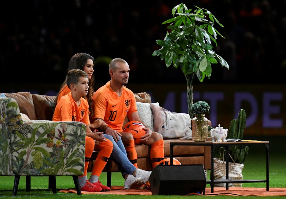 Sneijder com a famÃ­lia apÃ³s jogo da Holanda (Foto: Reuters)