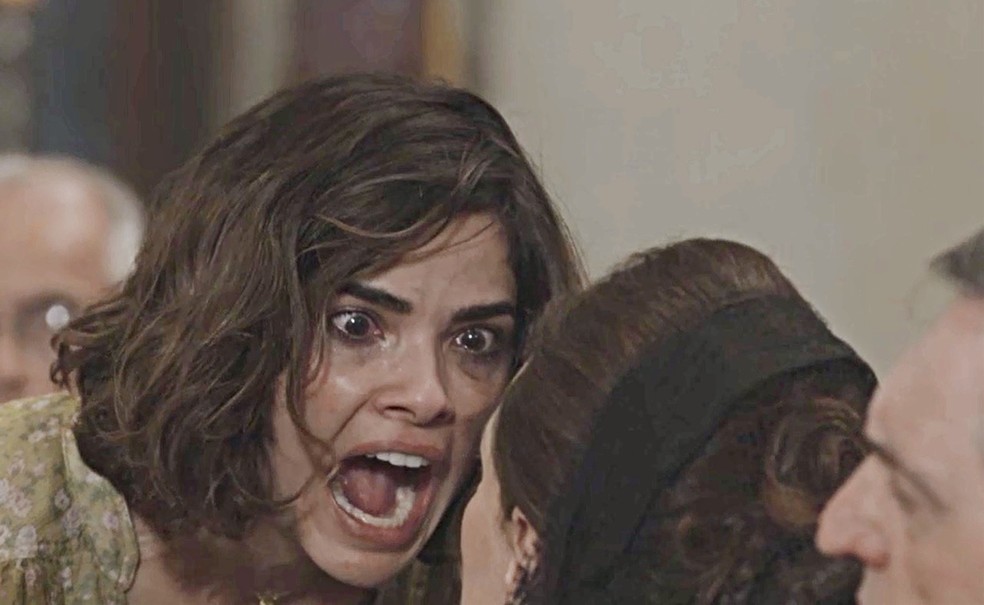 Barraco e confusão entre Stela (Vanessa Giácomo) e Mirtes (Elizabeth Savala) na novela 'O Sétimo Guardião' — Foto: TV Globo
